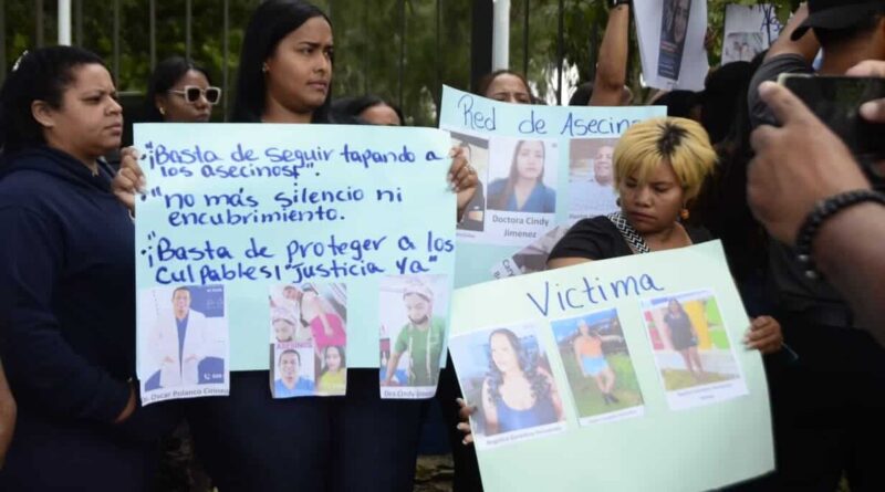 Protesta en Santiago por muerte de mujer tras cirugía estética
