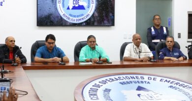 Río desbordado en Ocoa arrastra vehículos; COE alerta provincias