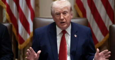 Trump reaviva tensión en Irán y retrasa presión en Ormuz