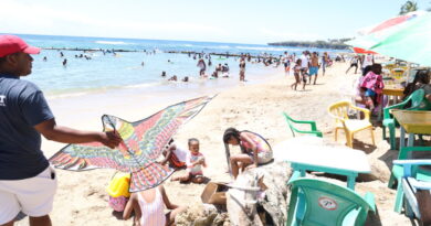 Vacacionistas inundan Playa Najayo en Sábado Santo 2023