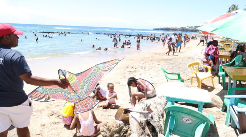 Vacacionistas inundan Playa Najayo en Sábado Santo 2023
