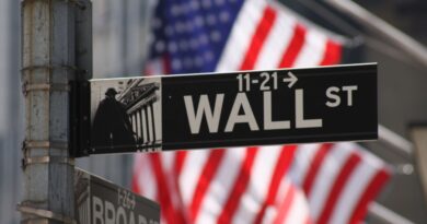 Wall Street alcanza récord de 7.000 puntos; IPSA baja 0,2%