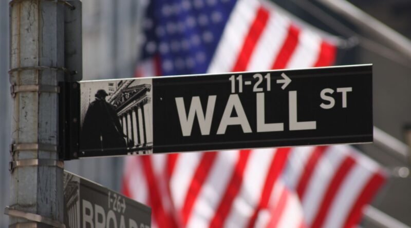 Wall Street alcanza récord de 7.000 puntos; IPSA baja 0,2%