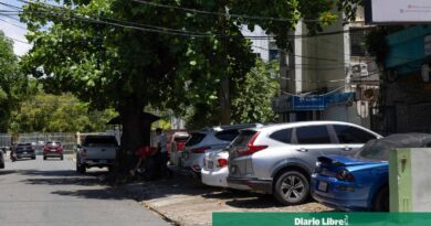 Zona Universitaria sufre crisis de agua, basura y aceras llenas