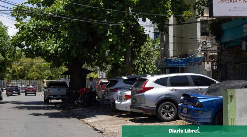 Zona Universitaria sufre crisis de agua, basura y aceras llenas