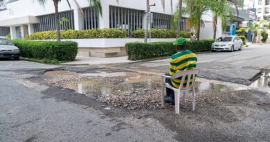 Fuga de agua en Naco arruina calles y desperdicia recursos