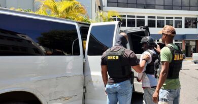 Ocho hombres arrestados por 1.6 toneladas de cocaína en Pedernales