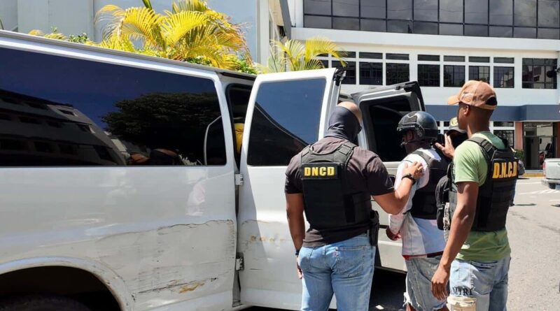 Ocho hombres arrestados por 1.6 toneladas de cocaína en Pedernales