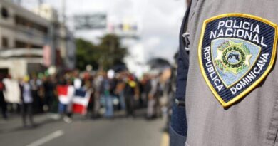 Pensionados de la policía exigen pago de abril adeudado