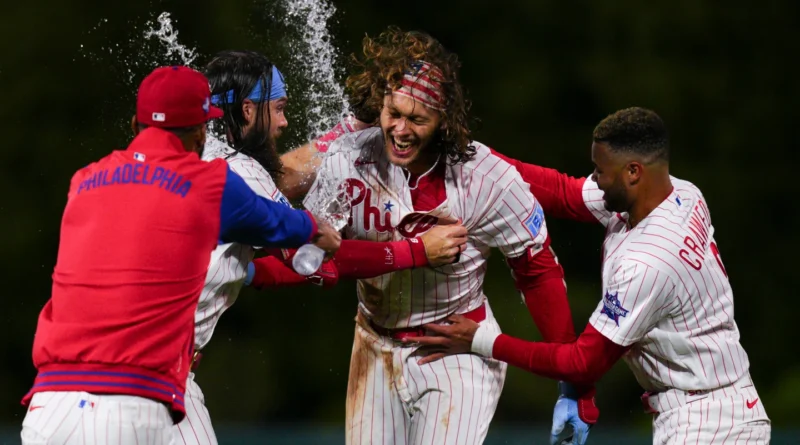 Schwarber brilla y Phillies remontan para vencer a Giants en 10