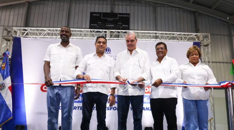 Abinader y Kelvin Cruz inauguran nuevo centro multiuso en la zona