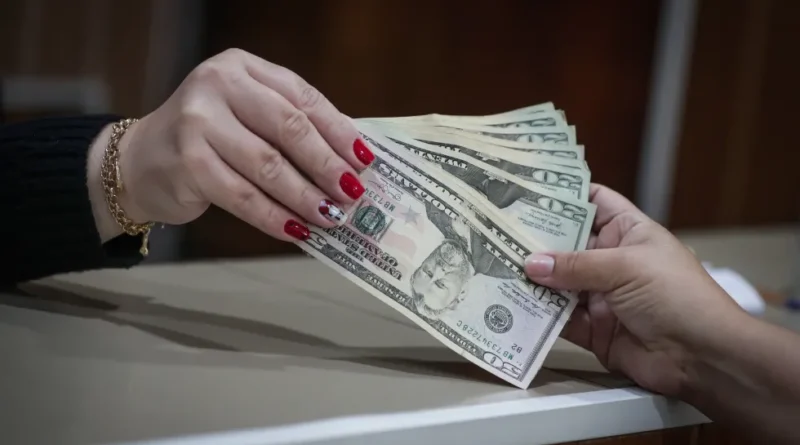 Dólar baja en RD y el peso dominicano se fortalece más