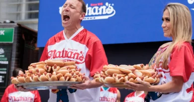 El rey del hot dog triunfa en concurso de tragones en NY