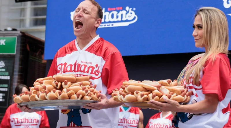 El rey del hot dog triunfa en concurso de tragones en NY