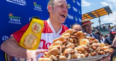 Hombre arrasa en concurso de Nueva York con 66 'hot dogs' en 10 min