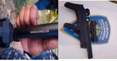 Policía arresta mujer que amenaza a pareja con rifle de aire