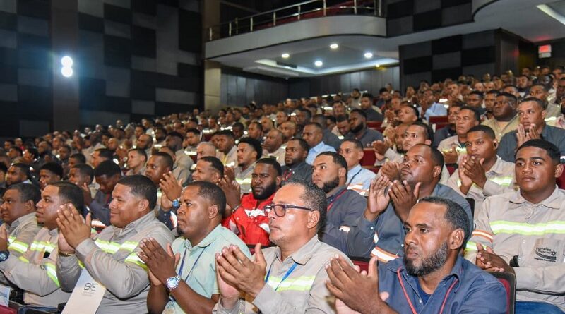 SIE certifica más de 5,800 técnicos electricistas en Barahona