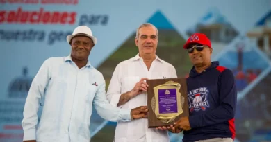 Abinader inaugura campo de béisbol Nelson Mateo en Pizarrete
