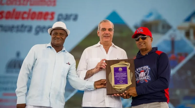 Abinader inaugura campo de béisbol Nelson Mateo en Pizarrete