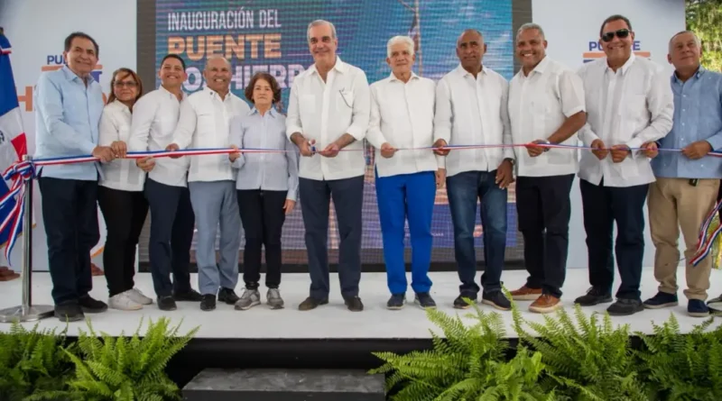 Abinader inaugura el puente Los Hierros en Baní