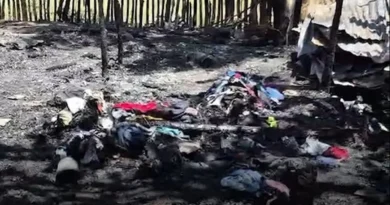 Agente de la PN pierde vivienda en incendio; director de la Policía lo visita