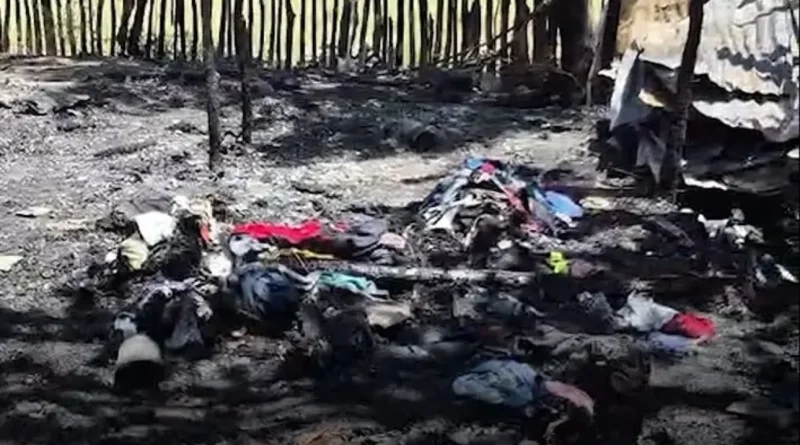 Agente de la PN pierde vivienda en incendio; director de la Policía lo visita