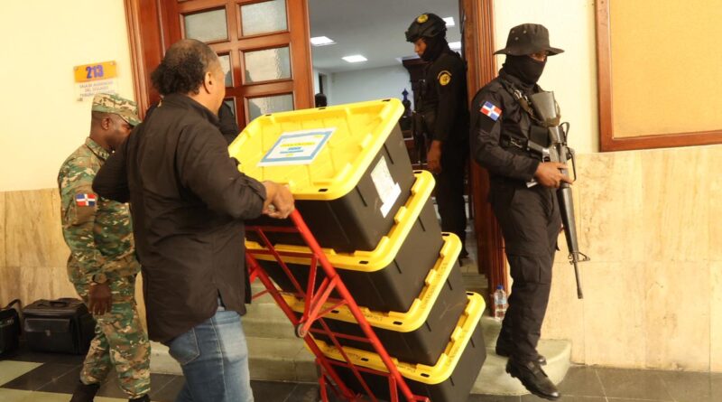 Caso SeNaSa: Tribunal da cuatro meses al Ministerio Público para concluir investigación y mantiene presos a imputados