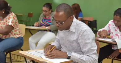 ¡Llegó el retroactivo! 104 mil maestros comienzan a recibir RD$12,000 millones por Evaluación Desempeño Docente