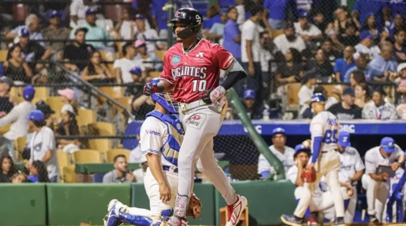 Jefferson Rojas conecta dos jonrones en triunfo de los Gigantes sobre el Licey