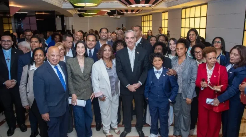 Luis Abinader promete casa cultural en Italia