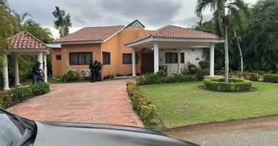 Policía apresa alemán y le ocupa fusil, pistola y US$34,200